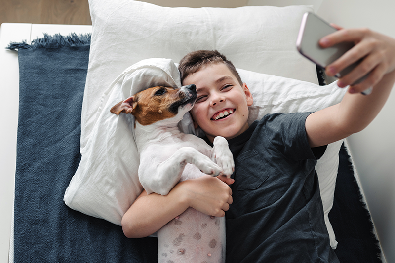 boy-taking-selfie-with-dog-800x533_new.png
