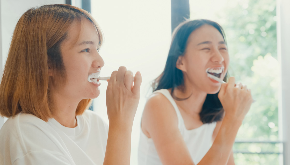 women-brushing-their-teeth-1200x683.jpg