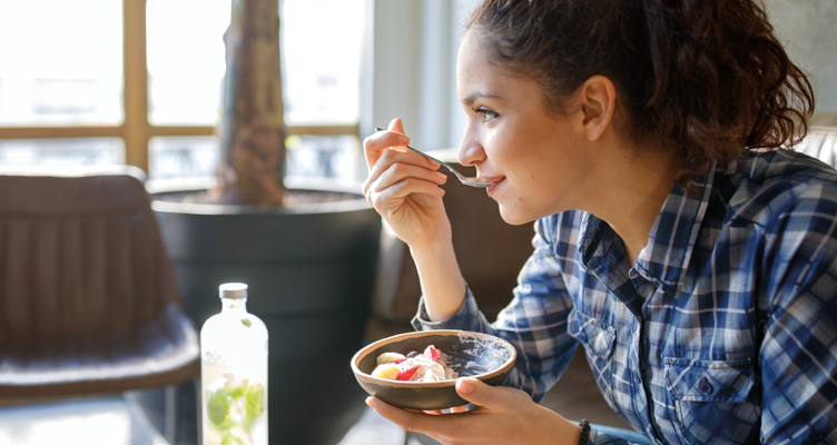 woman-eating-breakfast-752x400.png
