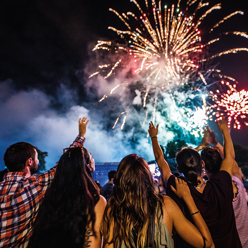 people-watching-fireworks-800x800.png