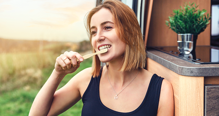 woman-brushing-teeth-outdoors-752x400.png