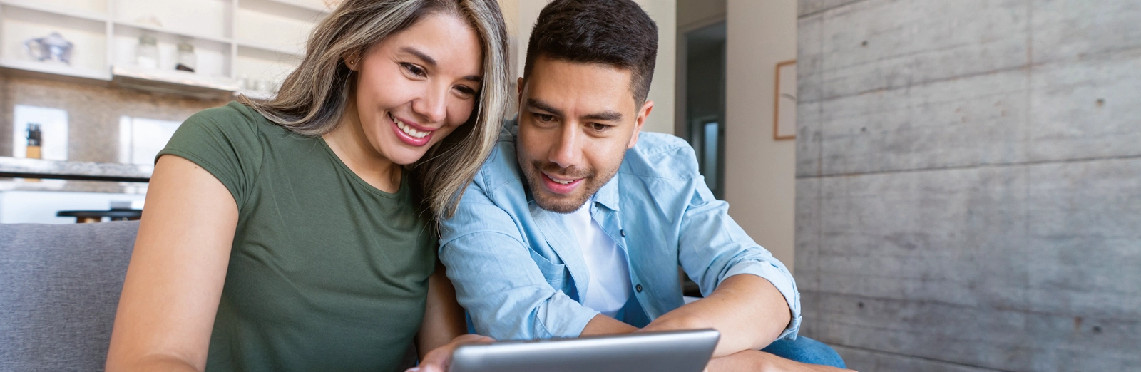 couple-looking-at-tablet-1600x522.webp