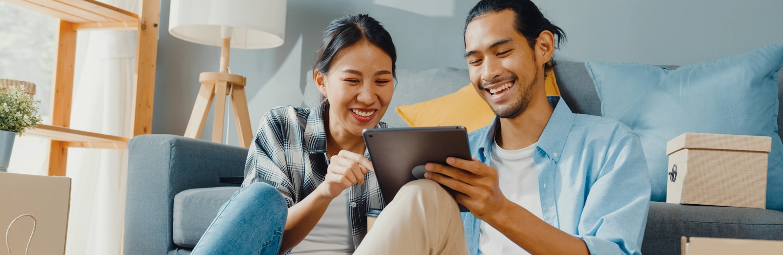 couple-looking-at-tablet-1600x522.webp