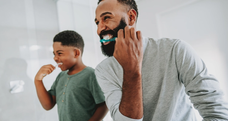 father-and-son-brushing-their-teeth-752x400.webp