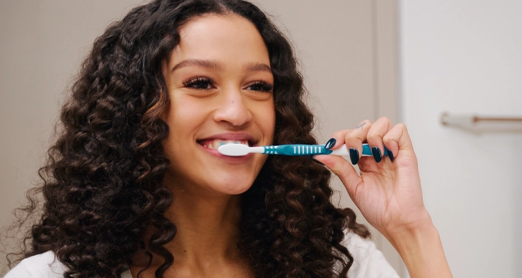 woman-brushing-her-teeth-752x400.webp