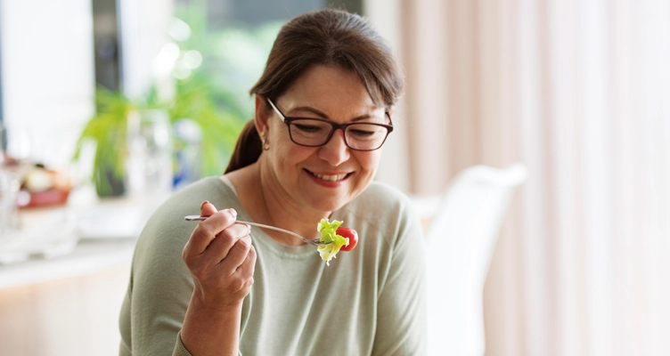 woman-eating-a-salad-752x400.webp