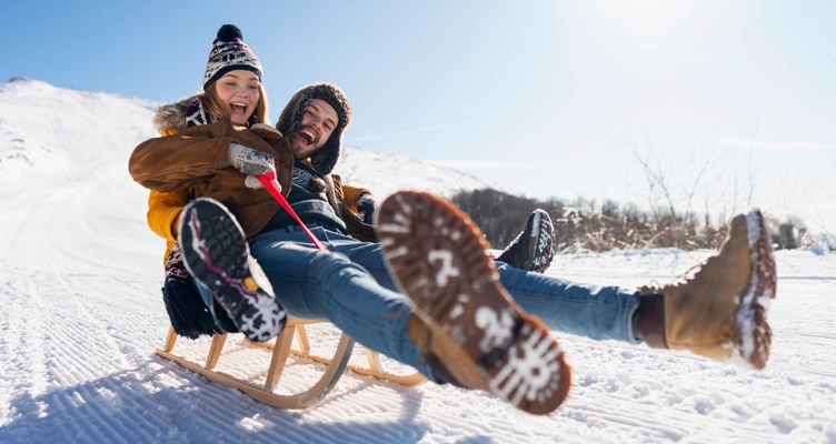 couple-sledding-752x400.webp