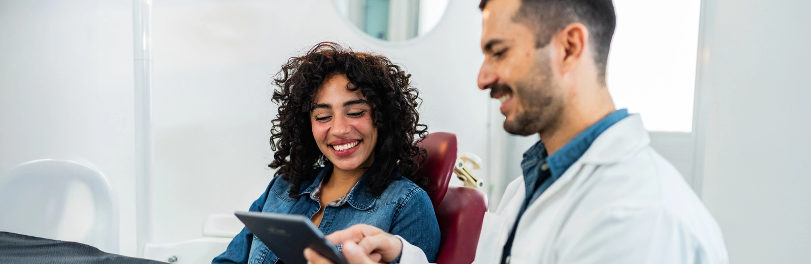 dentist-showing-a-patient-a-tablet-1600x522.webp