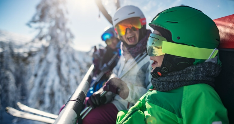 people-smiling-ski-lift-752x400.webp