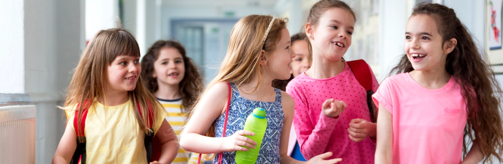 young-kids-in-school-with-a-reusable-water-bottle-1600x522.webp