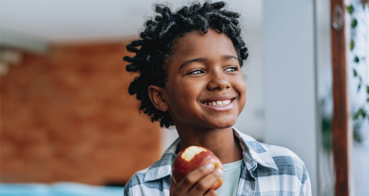 young-boy-eating-an-apple-752x400.webp